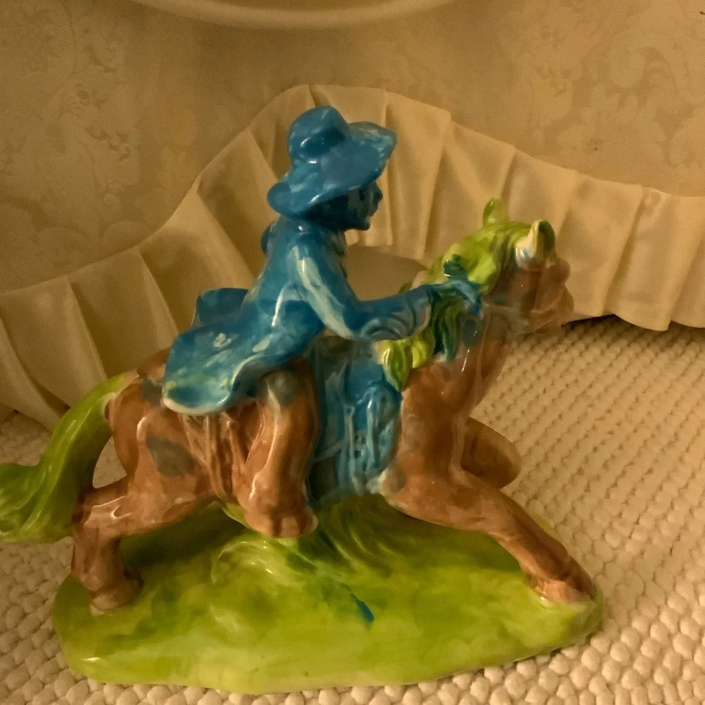 VINTAGE CERAMIC FIGURINE